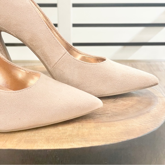 8.5 10 NWT Nine West light neutral, 10 cream studded pointed toe heels - Picture 3 of 7